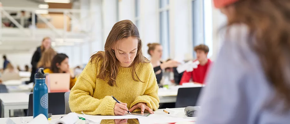 Bild: Julia Bergmeister / TUM Studentin lernt in der Bibliothek